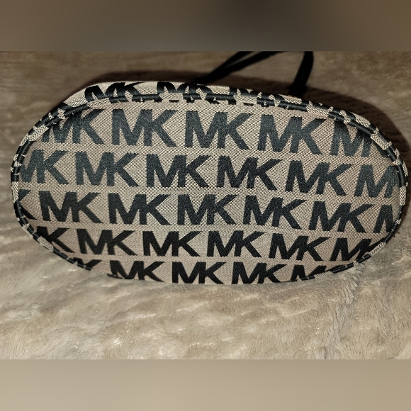 Michael Kors Jet Set Medium Tote - Picture 3 of 7